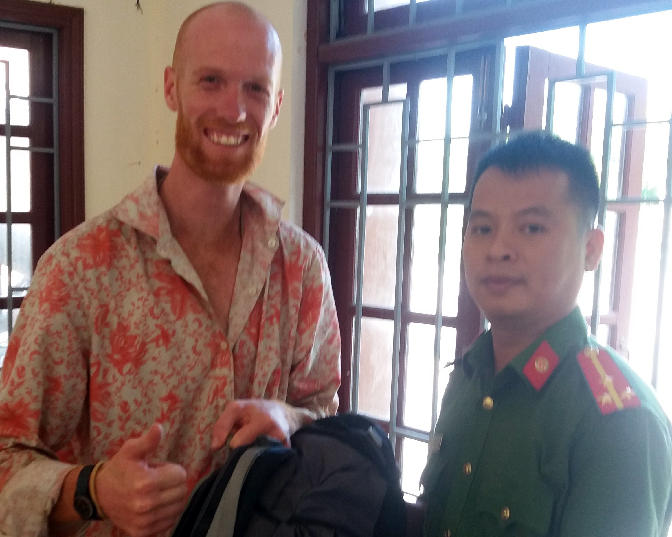 Ong Tay vui mung nhan lai chiec tui bi mat con nguyen tai san o Hoi An hinh anh