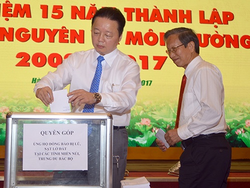 Bo truong Tran Hong Ha hoan giao luu danh golf de den vung lu Yen Bai hinh anh