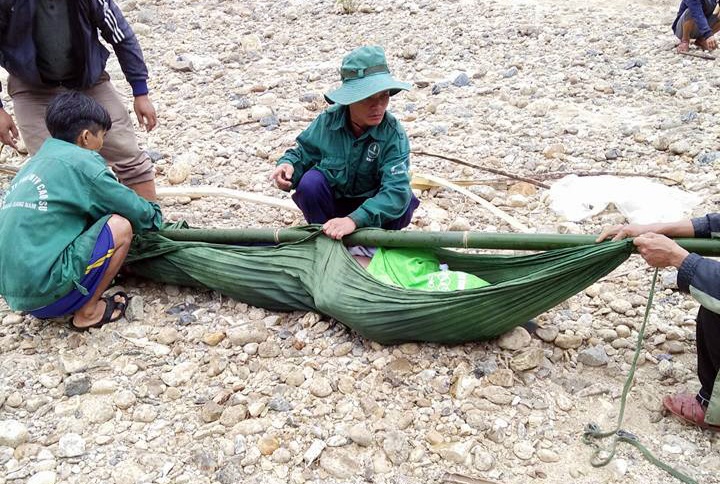 Nam sinh duoi nuoc khi danh ca cung anh trai hinh anh