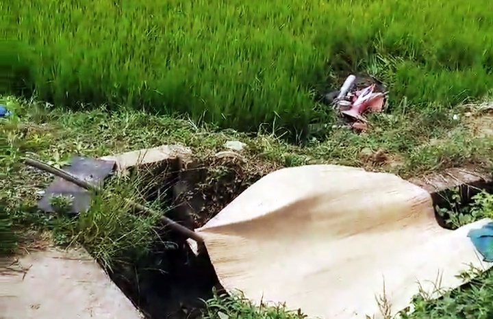 Nam thanh nien 20 tuoi guc chet duoi muong nuoc hinh anh