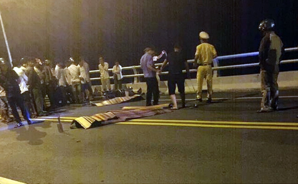 Hai thanh nien tu vong sau va cham xe may hinh anh