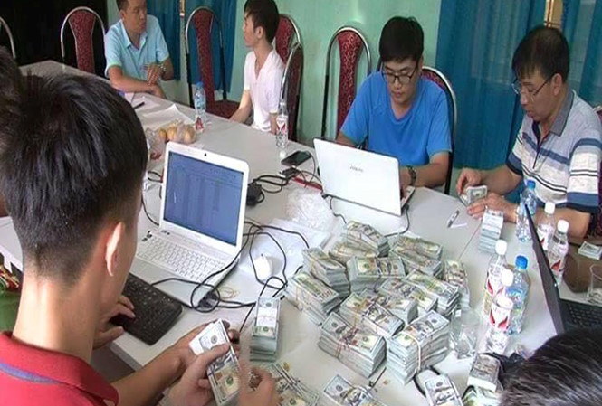 Van chuyen 1 trieu USD qua bien gioi, nguoi dan ong Trung Quoc bi bat hinh anh