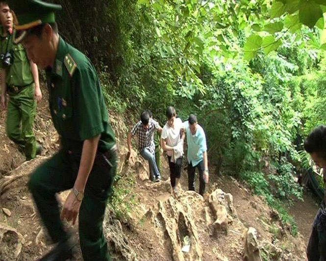 Nguoi dan ong Trung Quoc van chuyen 1 trieu USD qua bien gioi anh 2