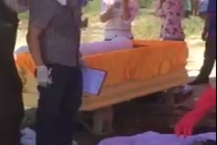 Ngu dan dua thi the ‘nguoi nhai’ troi dat tren bien vao bo an tang hinh anh