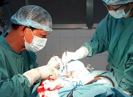 Thanh niên bị trâu húc thủng khí quản ảnh 1 Thanh nien bi trau huc thung khi quan anh 1