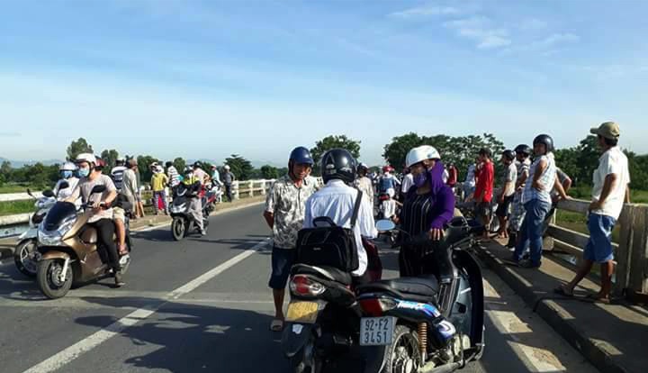Vo no, doi vo chong cung nhay xuong song Thu Bon hinh anh