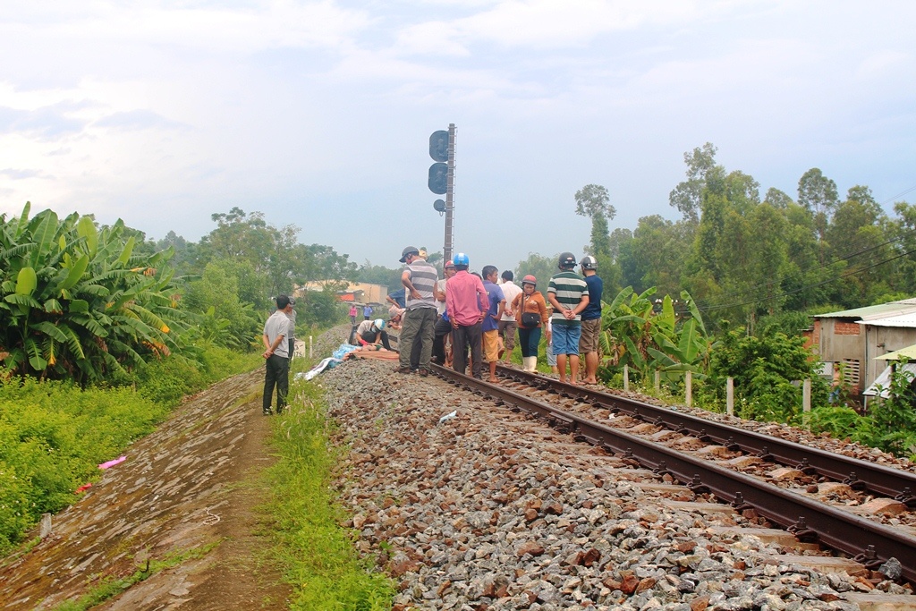 Nguoi dan ong 30 tuoi guc chet ben duong ray hinh anh