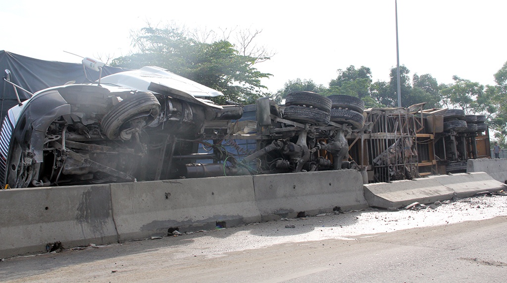 Xe dau keo cho hon 20 tan chi lat tren quoc lo hinh anh