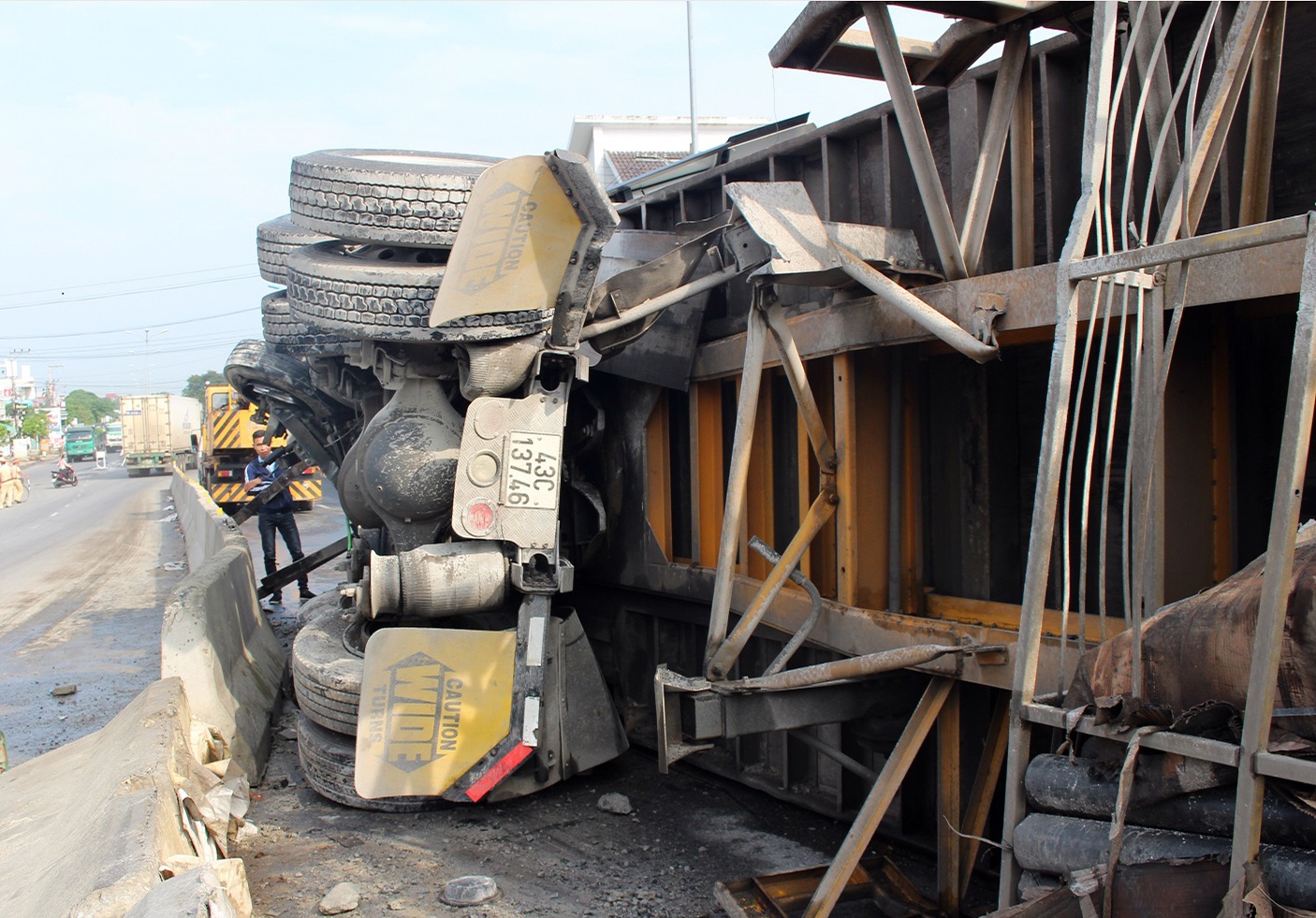 Nguoi dan giup tai xe thu gom hang chuc tan vai sau tai nan hinh anh