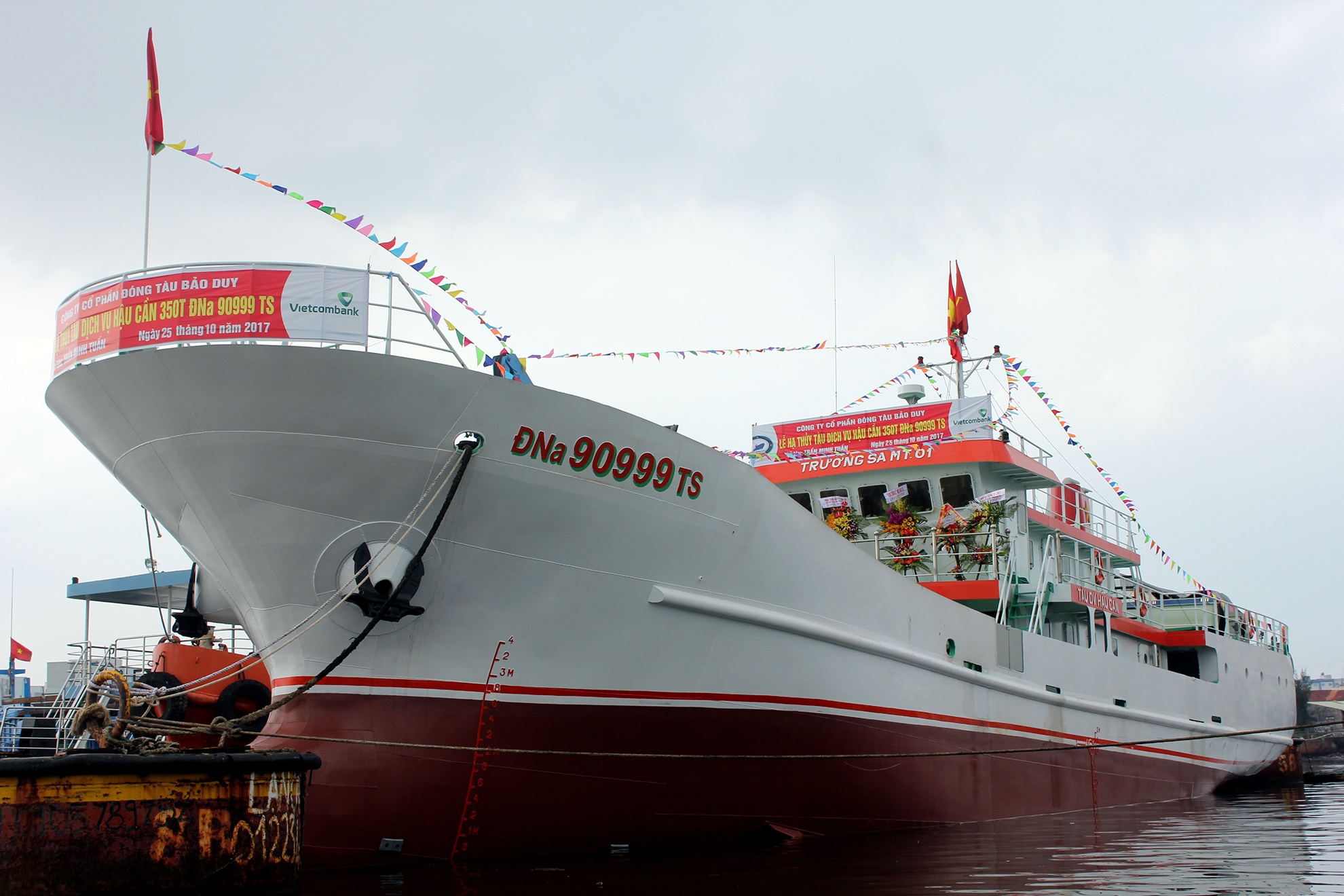 Can canh tau ca vo thep lon nhat mien Trung hinh anh