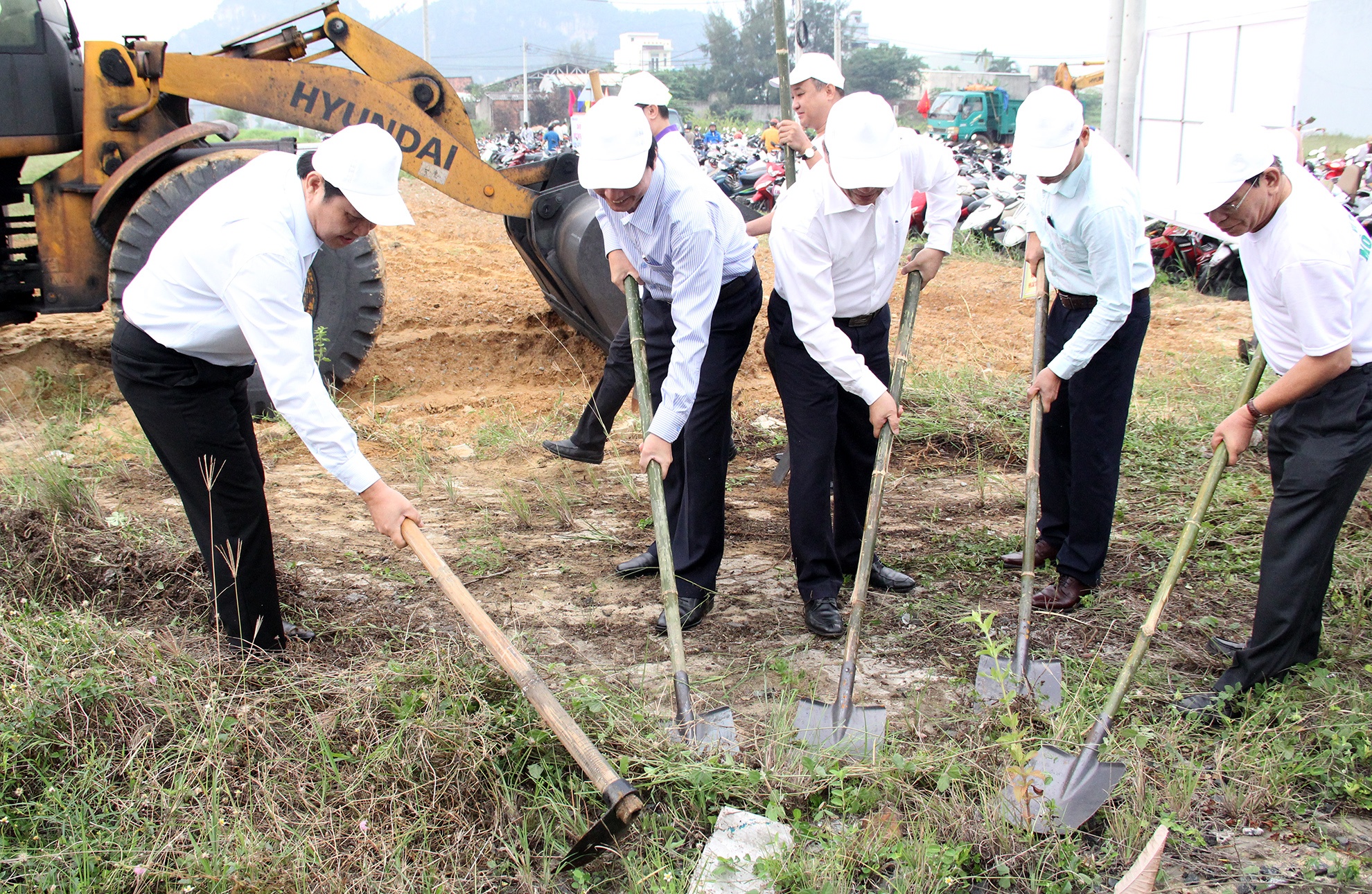 Chu tich Da Nang cung 3.000 nguoi dan don ve sinh thanh pho don APEC hinh anh