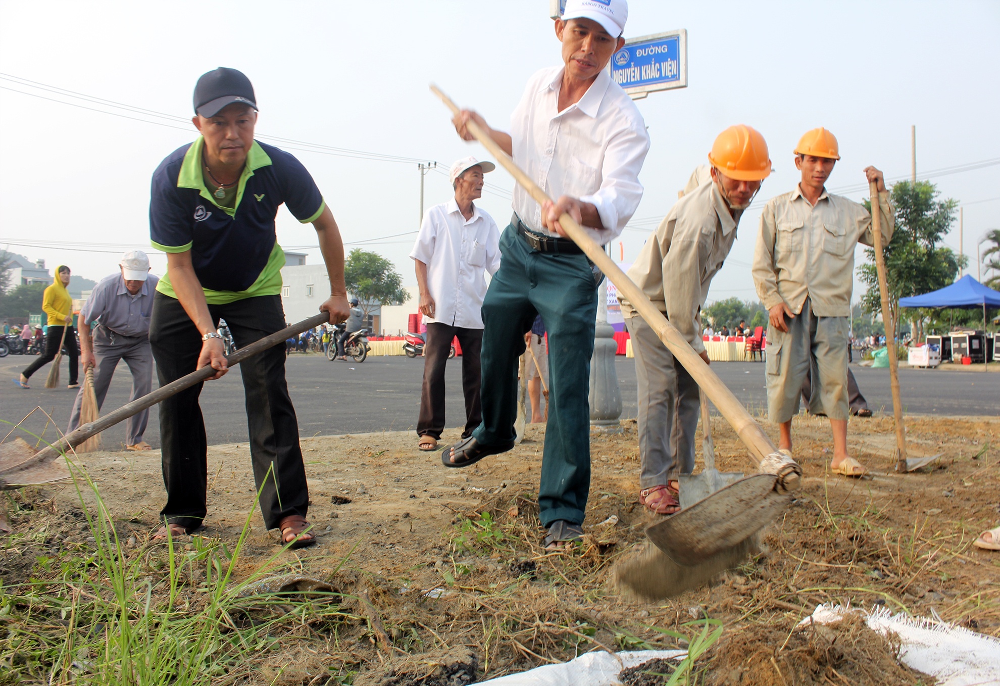 Chu tich Da Nang lam sach moi truong don APEC anh 3