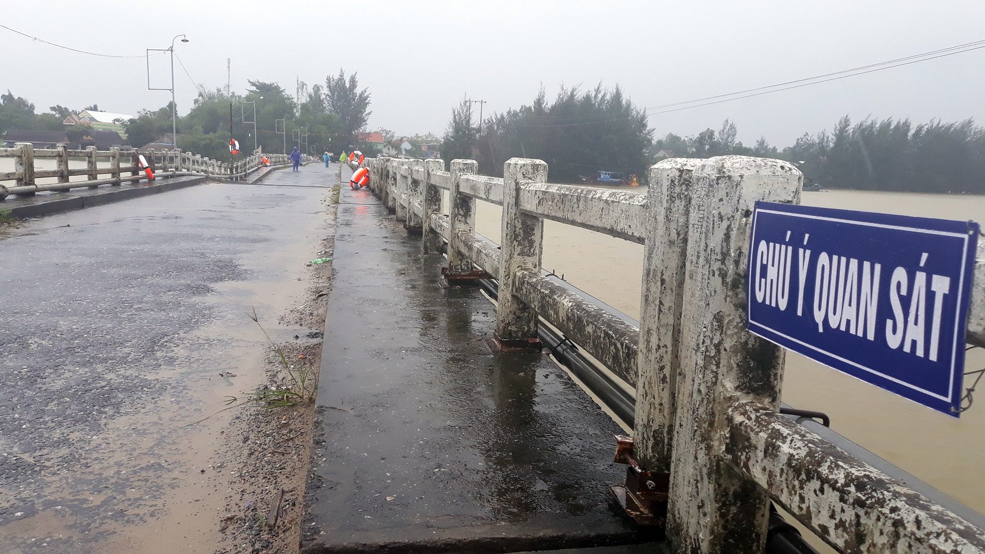 Nguoi dan lieu minh qua cau sap sap trong mua bao anh 11