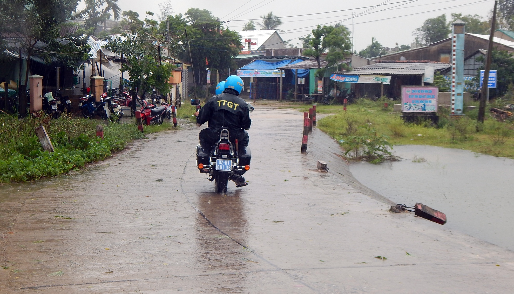 Nguoi dan lieu minh qua cau sap sap trong mua bao anh 8