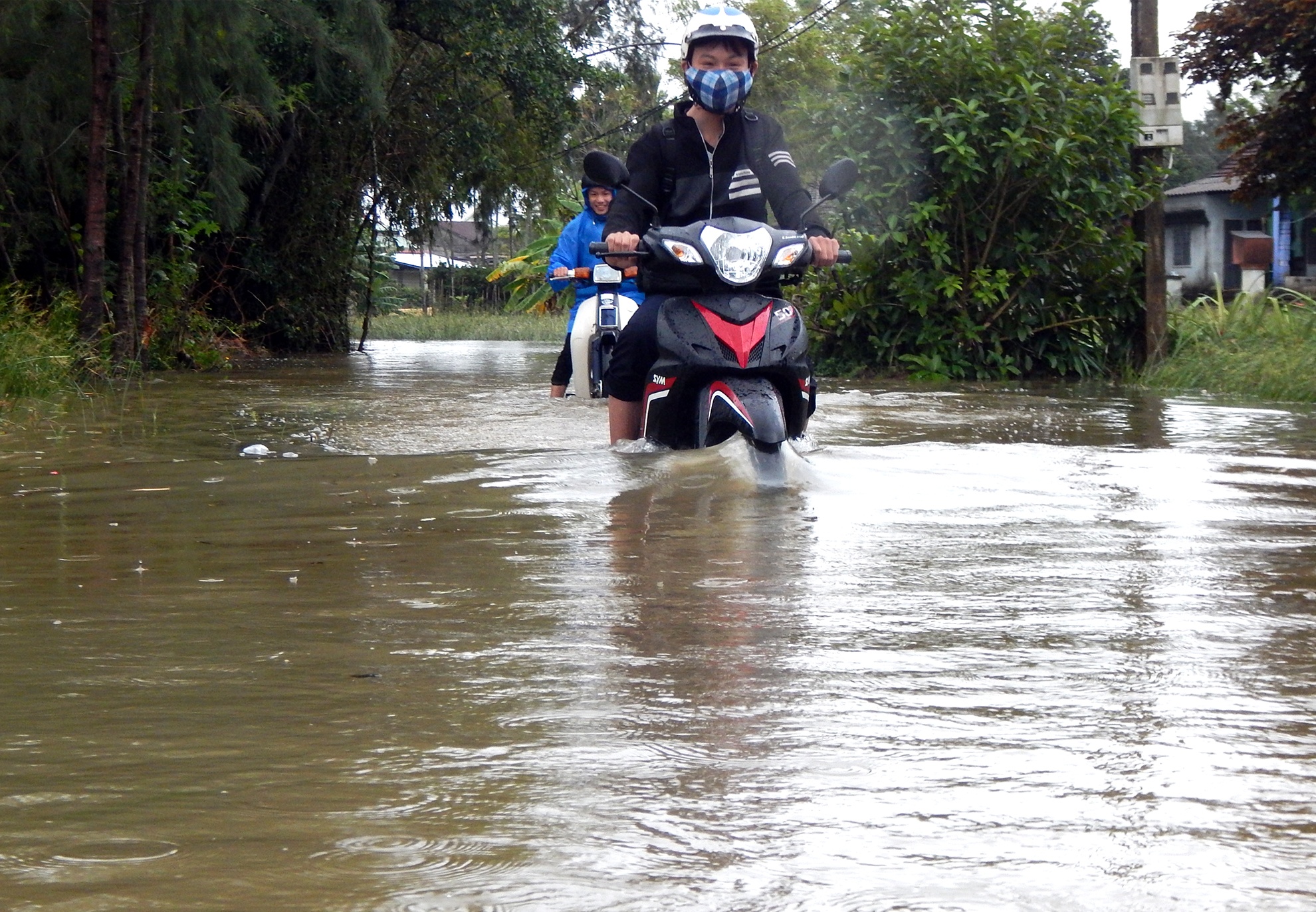 Nguoi dan lieu minh qua cau sap sap trong mua bao anh 1