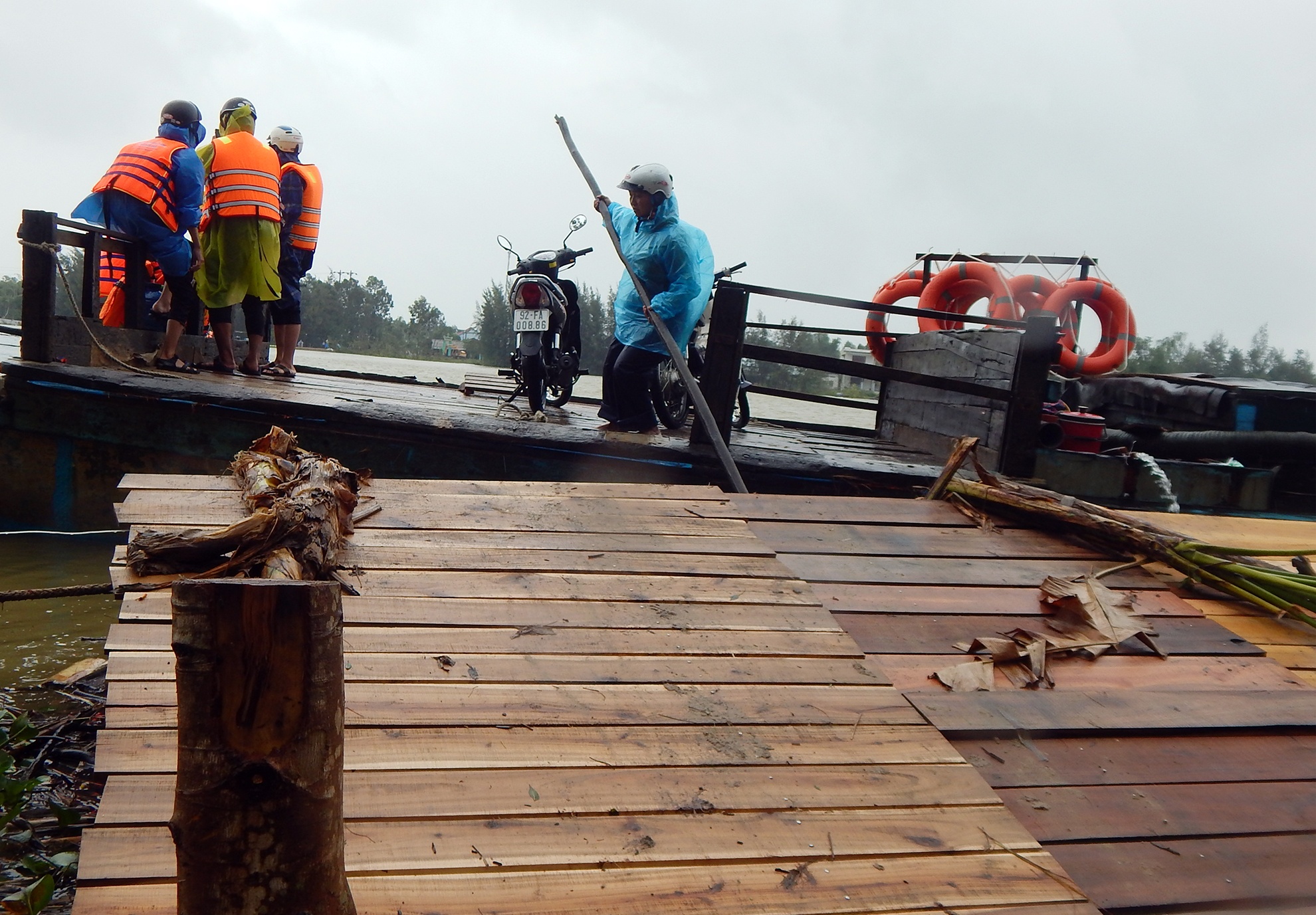 Nguoi dan lieu minh qua cau sap sap trong mua bao anh 2