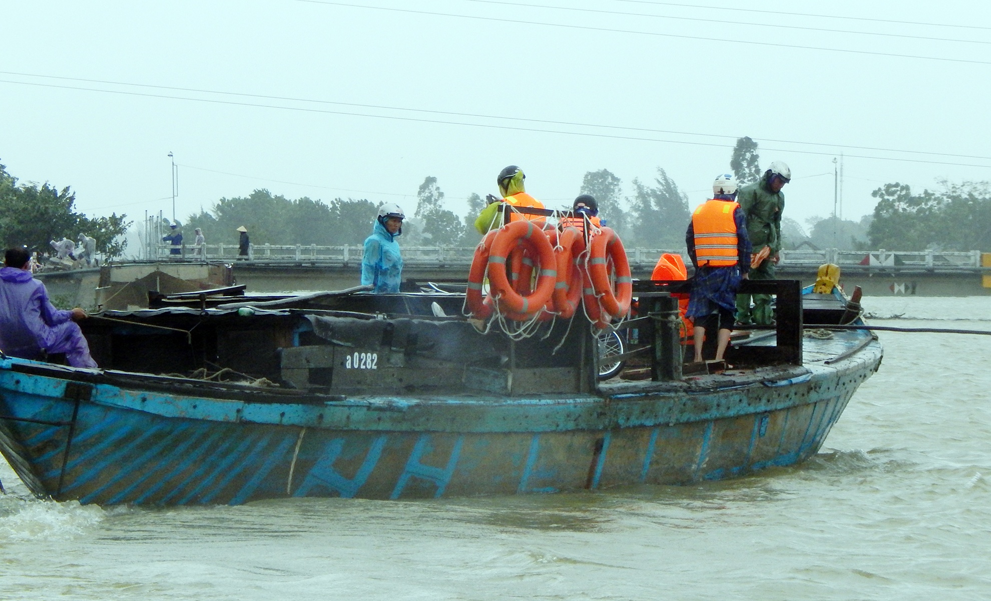 Nguoi dan lieu minh qua cau sap sap trong mua bao anh 3