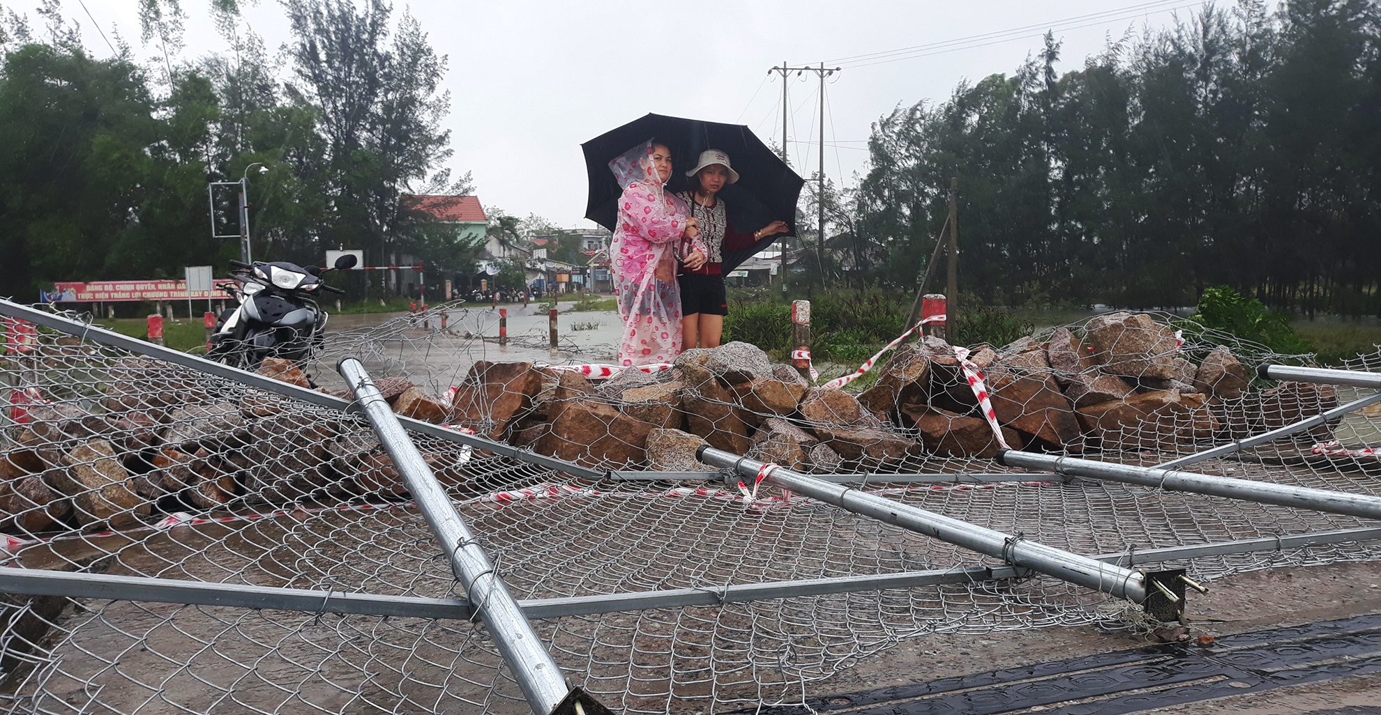 Nguoi dan lieu minh qua cau sap sap trong mua bao anh 5