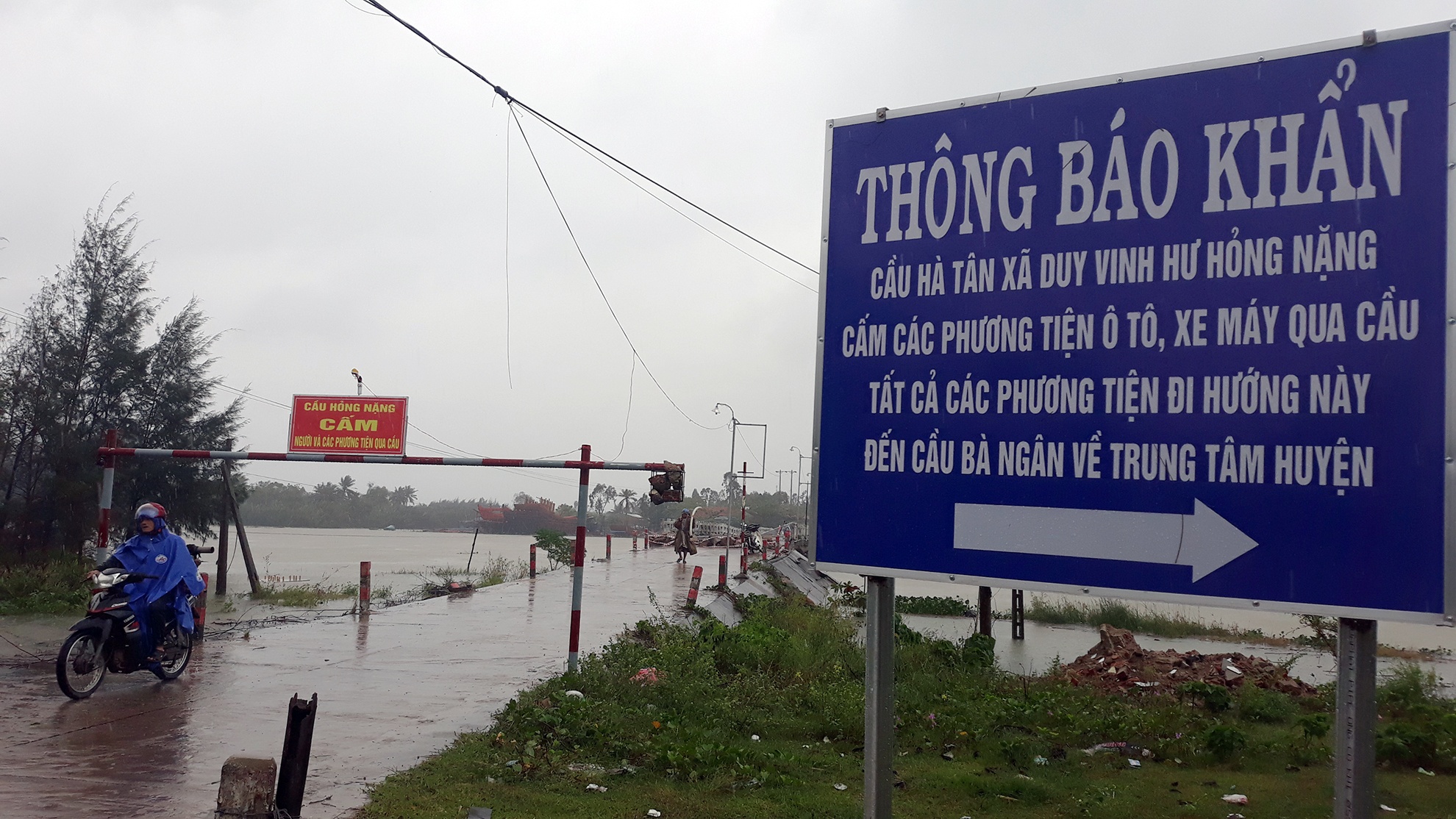 Nguoi dan lieu minh qua cau sap sap trong mua bao anh 4