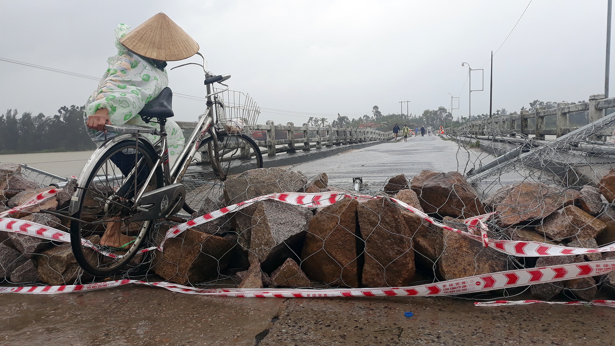 Nguoi dan lieu minh qua cau sap sap trong mua bao anh 7