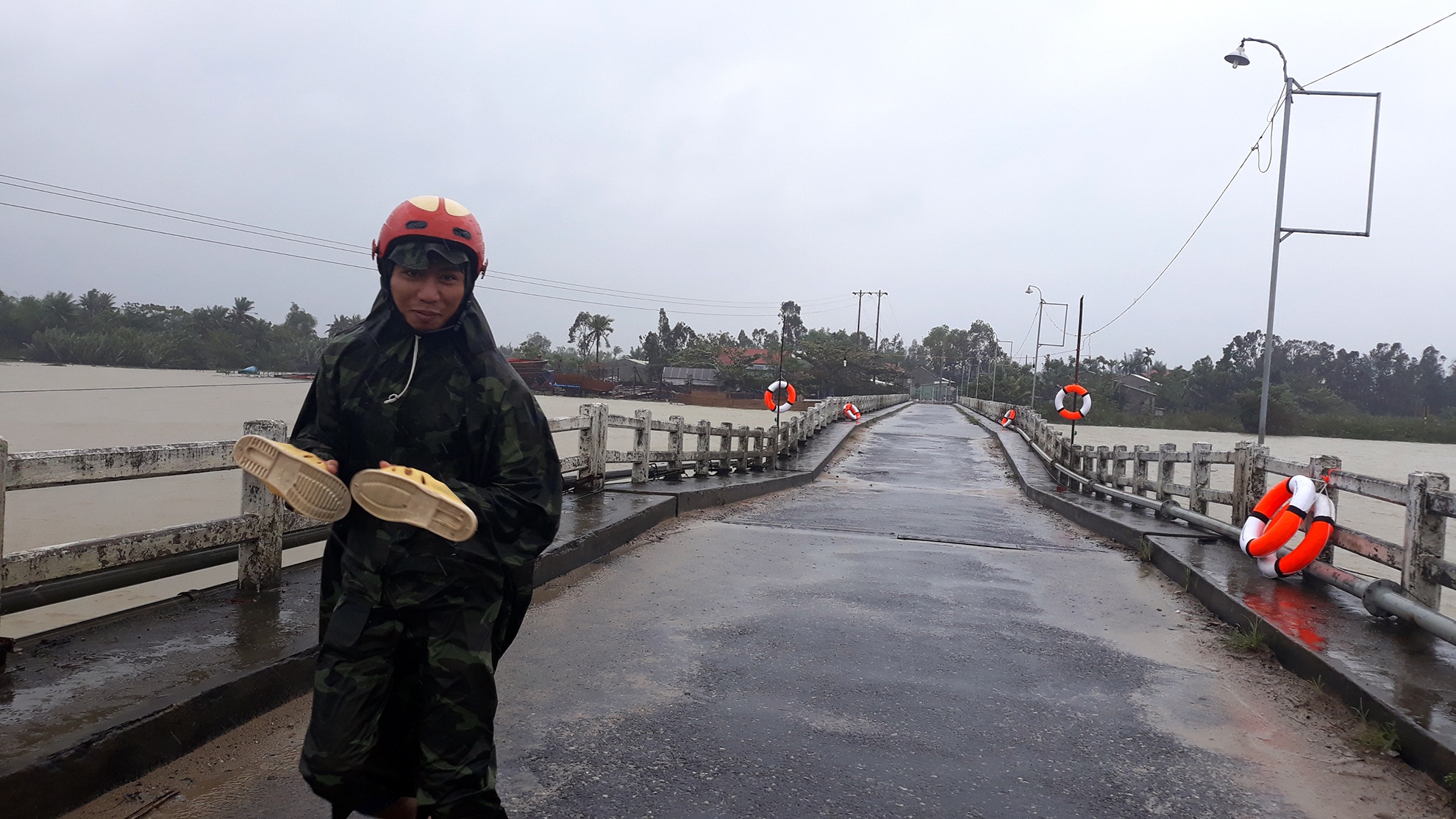 Nguoi dan lieu minh qua cau sap sap trong mua bao anh 10