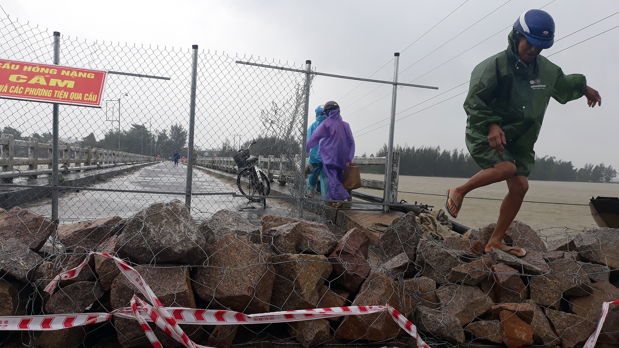 Thuy dien xa lu, hang tram ho dan lieu minh qua cau sap sap hinh anh