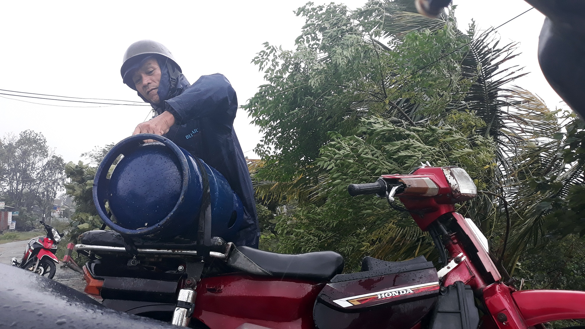 Nguoi dan lieu minh qua cau sap sap trong mua bao anh 12