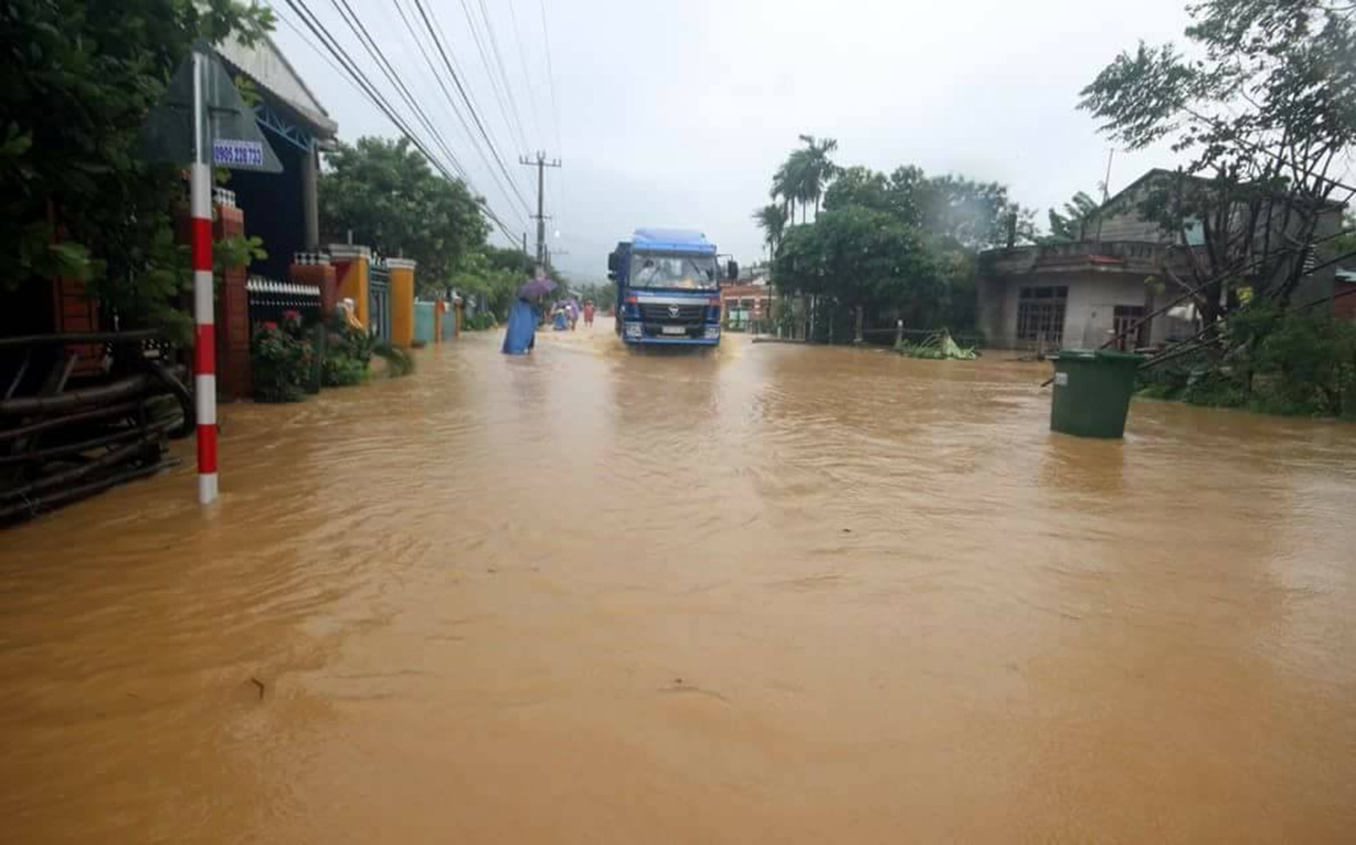 Nhieu nguoi chet, mat tich trong mua lu o Hue, Quang Nam hinh anh