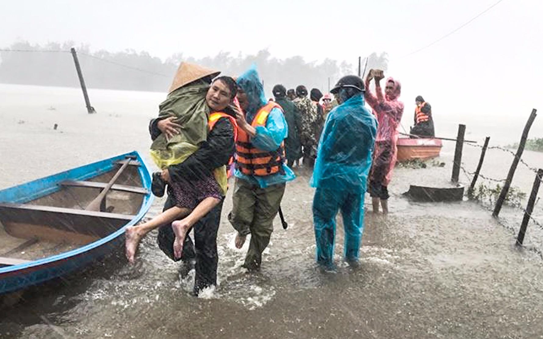 Nguoi dan Quang Nam, Quang Ngai tat bat don nha, lua gia suc chay lu hinh anh