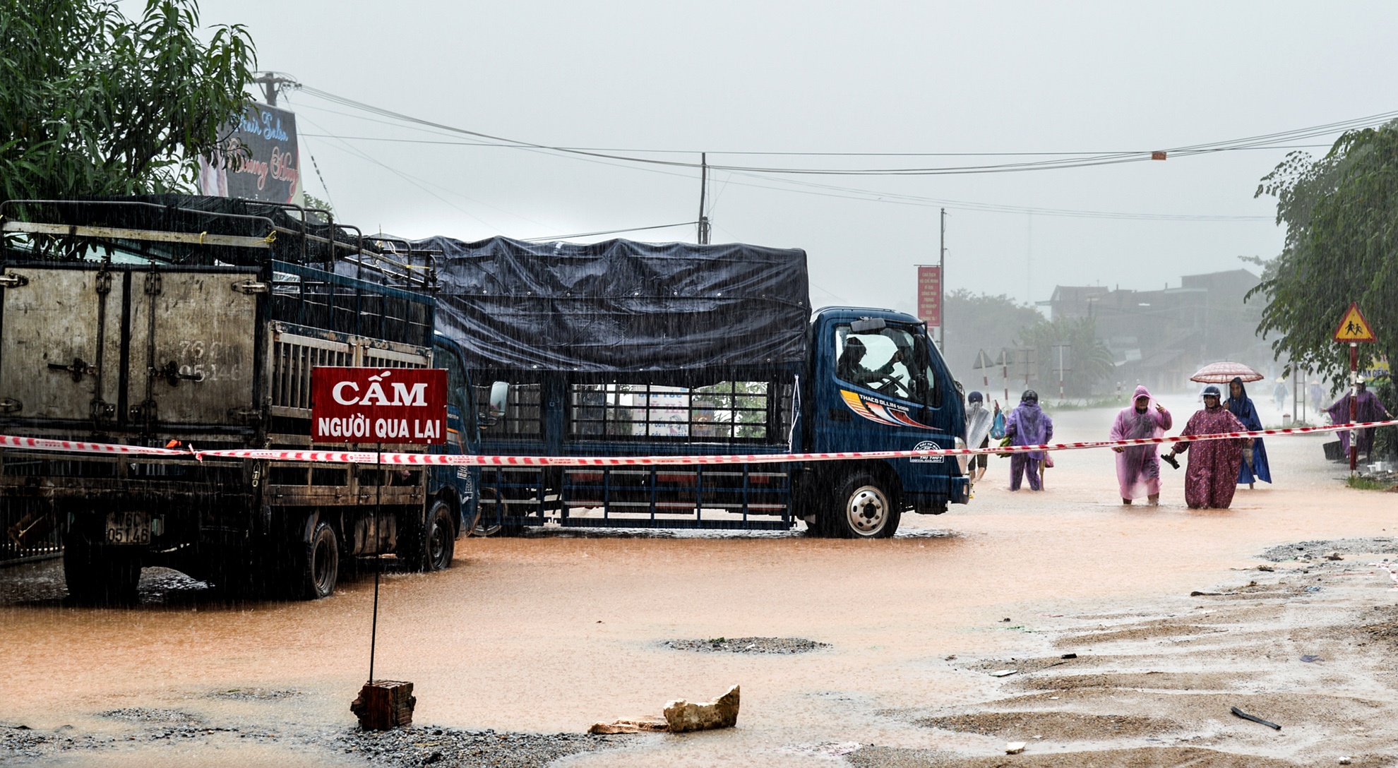 Nguoi Quang Nam don nha chay lu anh 13