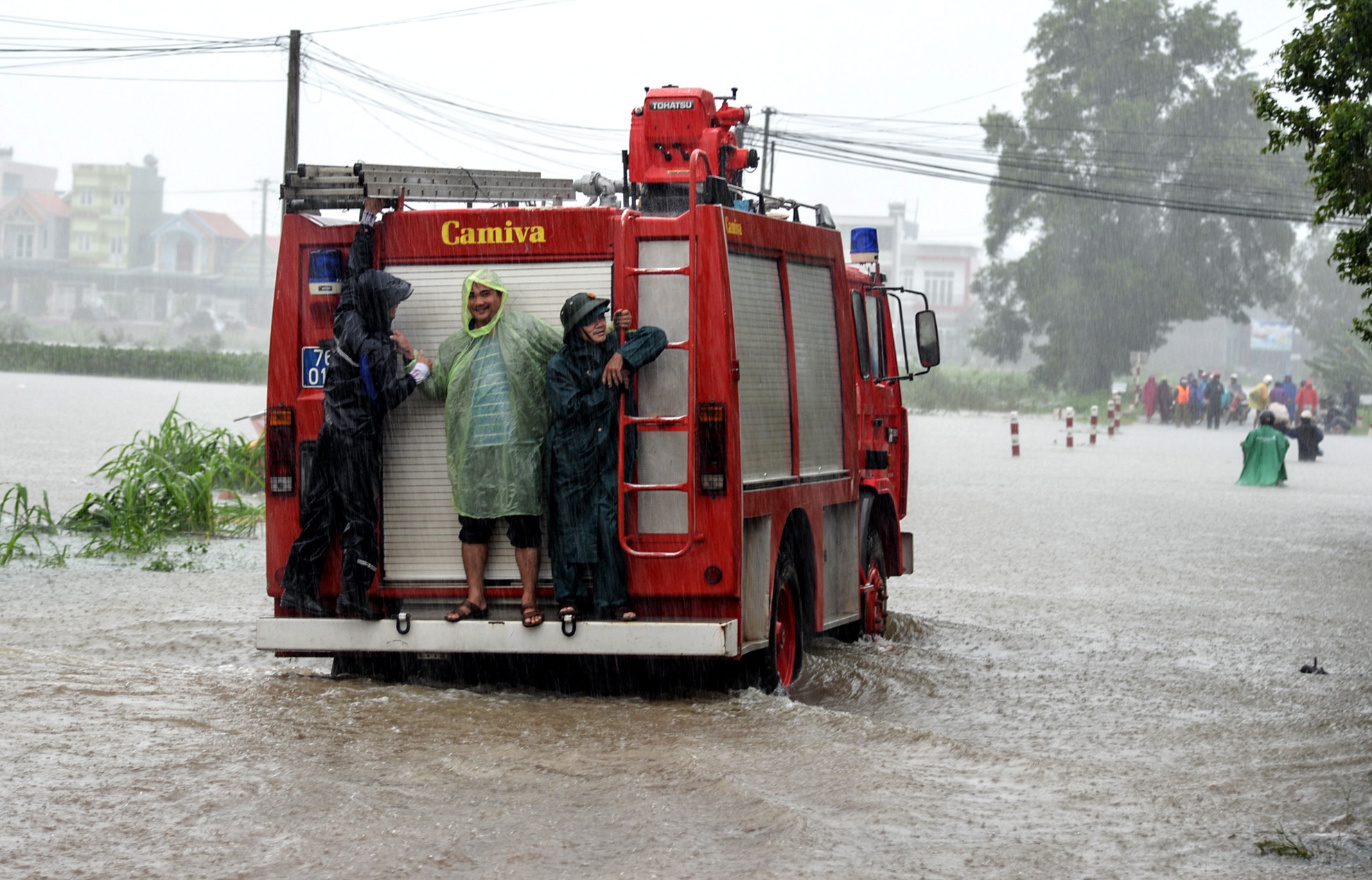 Nguoi Quang Nam don nha chay lu anh 14