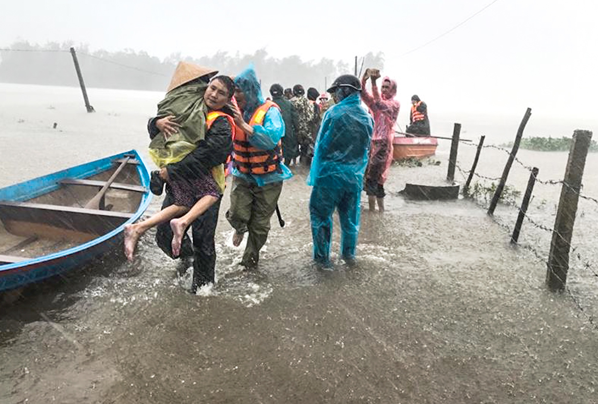 Nguoi Quang Nam don nha chay lu anh 16