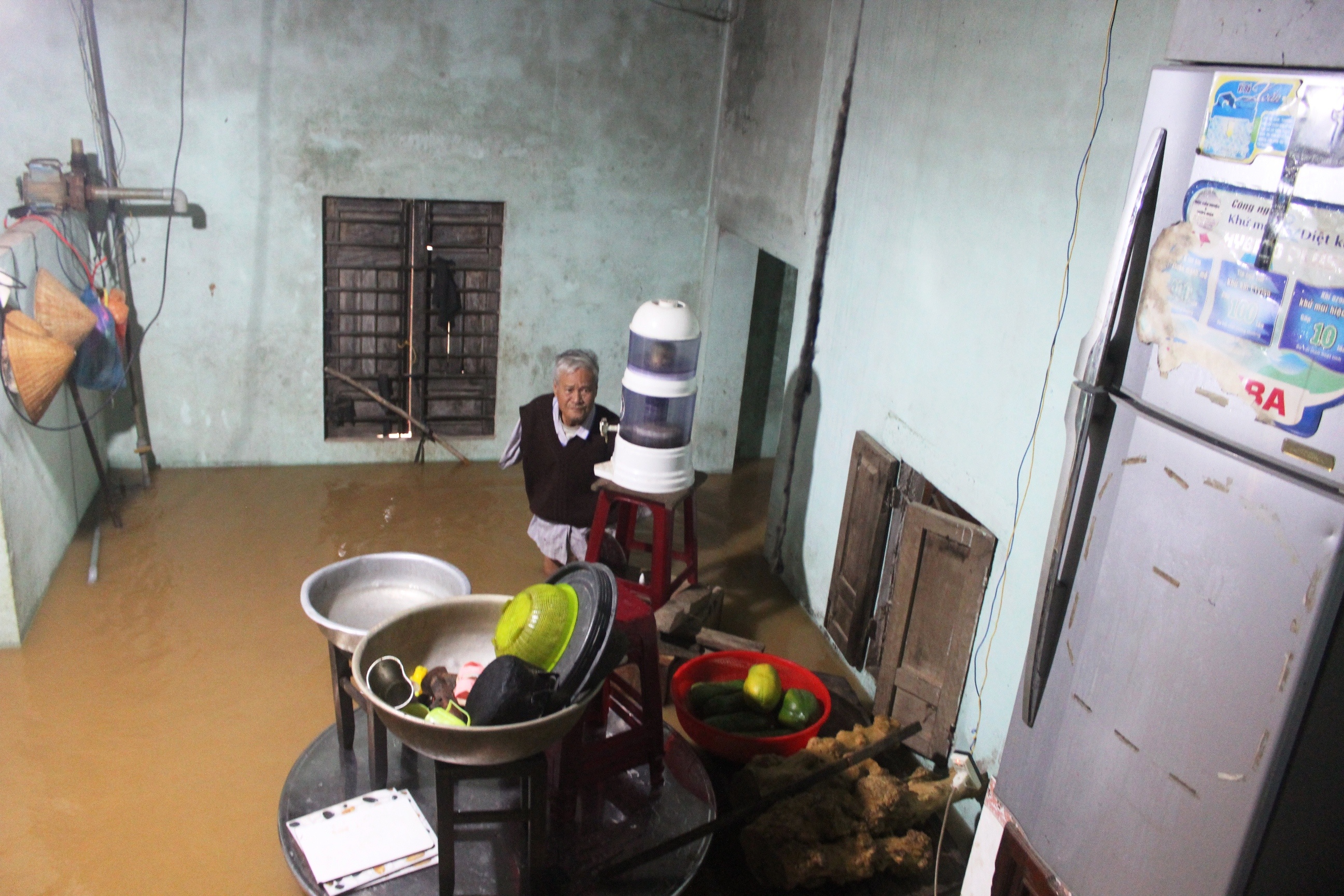 Nguoi Quang Nam don nha chay lu anh 4