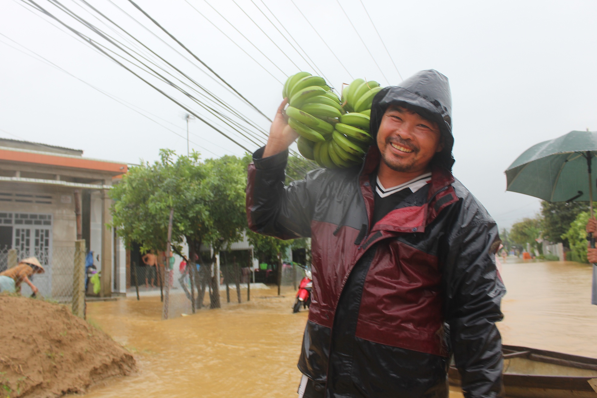 Nguoi Quang Nam don nha chay lu anh 8