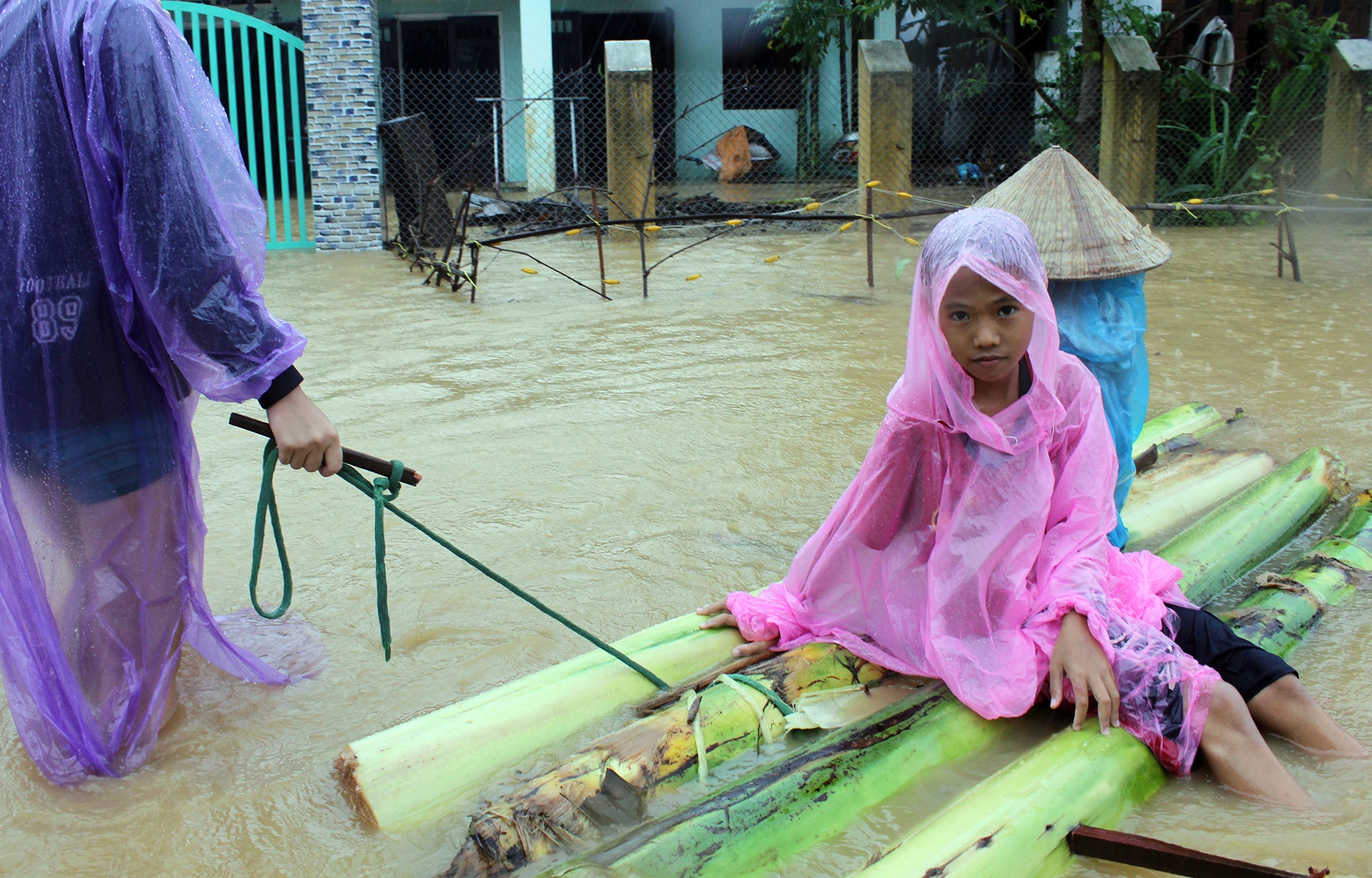 Nguoi Quang Nam don nha chay lu anh 1