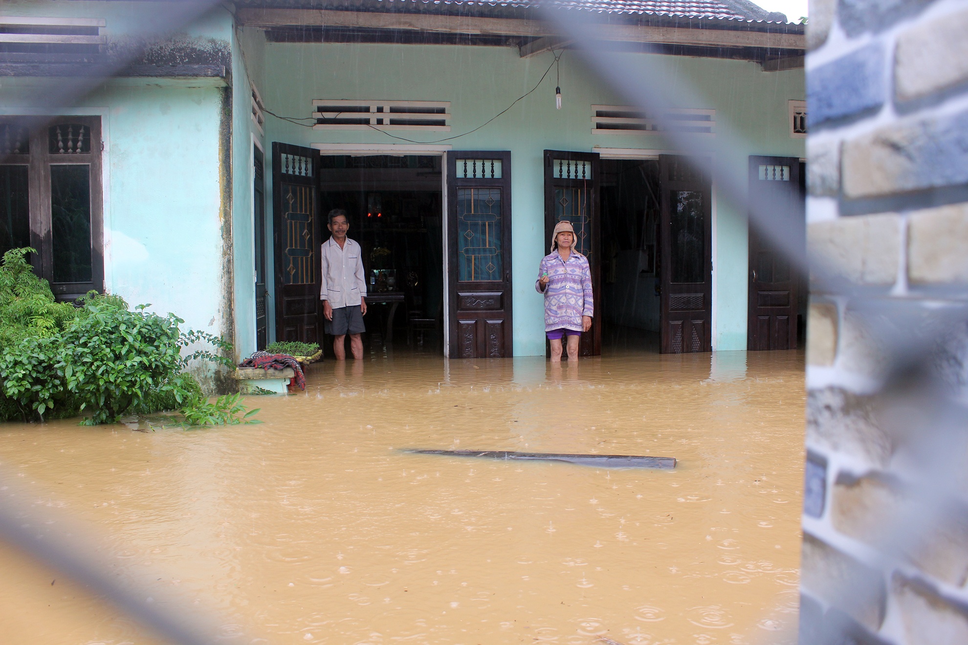 Nguoi Quang Nam don nha chay lu anh 2