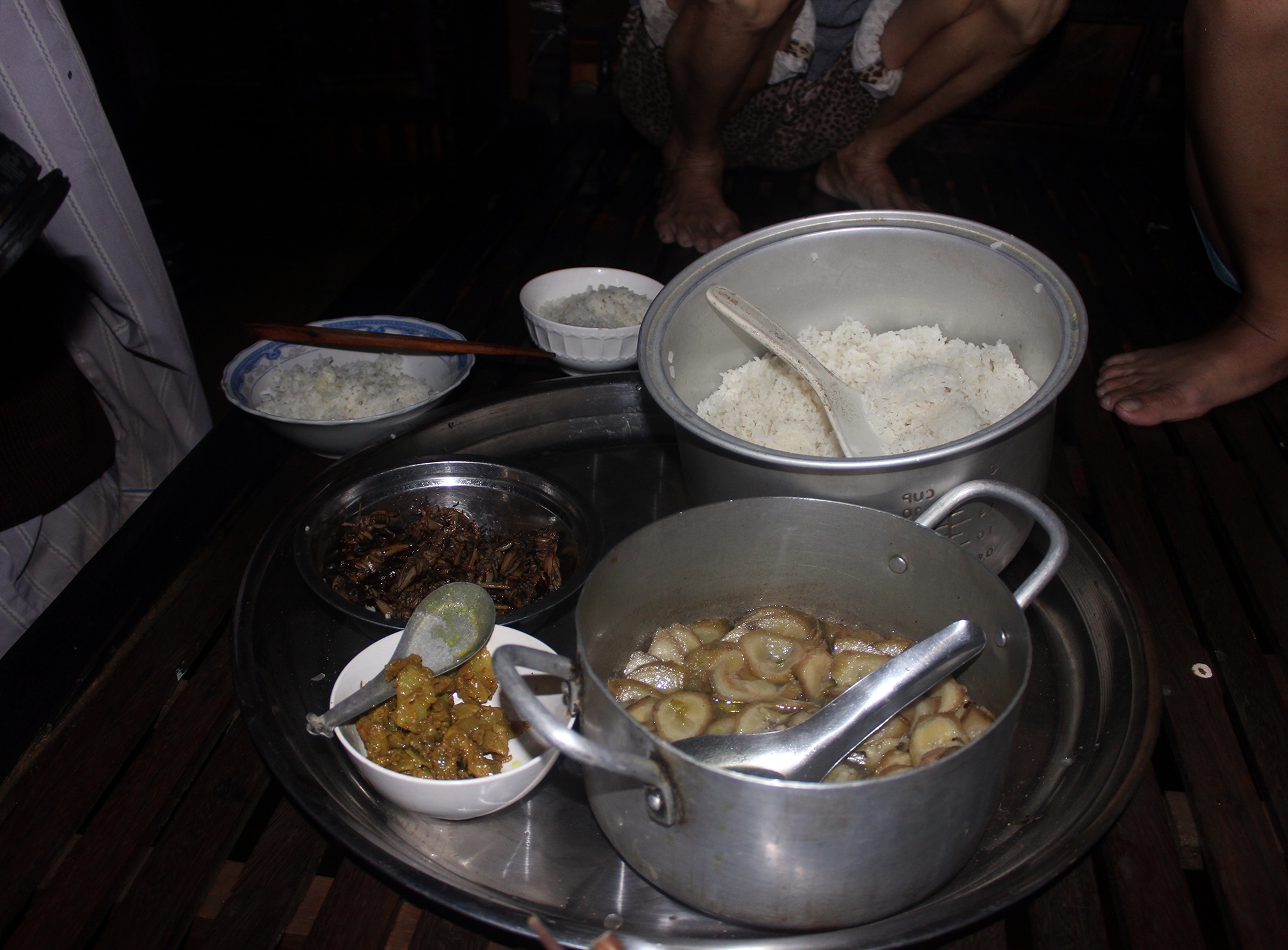 Nguoi Quang Nam don nha chay lu anh 6