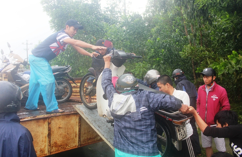 Quốc lộ nối Quảng Nam ngập sâu người dân phải đi xe trung chuyển ảnh 3 Quoc lo noi Quang Nam ngap sau nguoi dan phai di xe trung chuyen anh 3