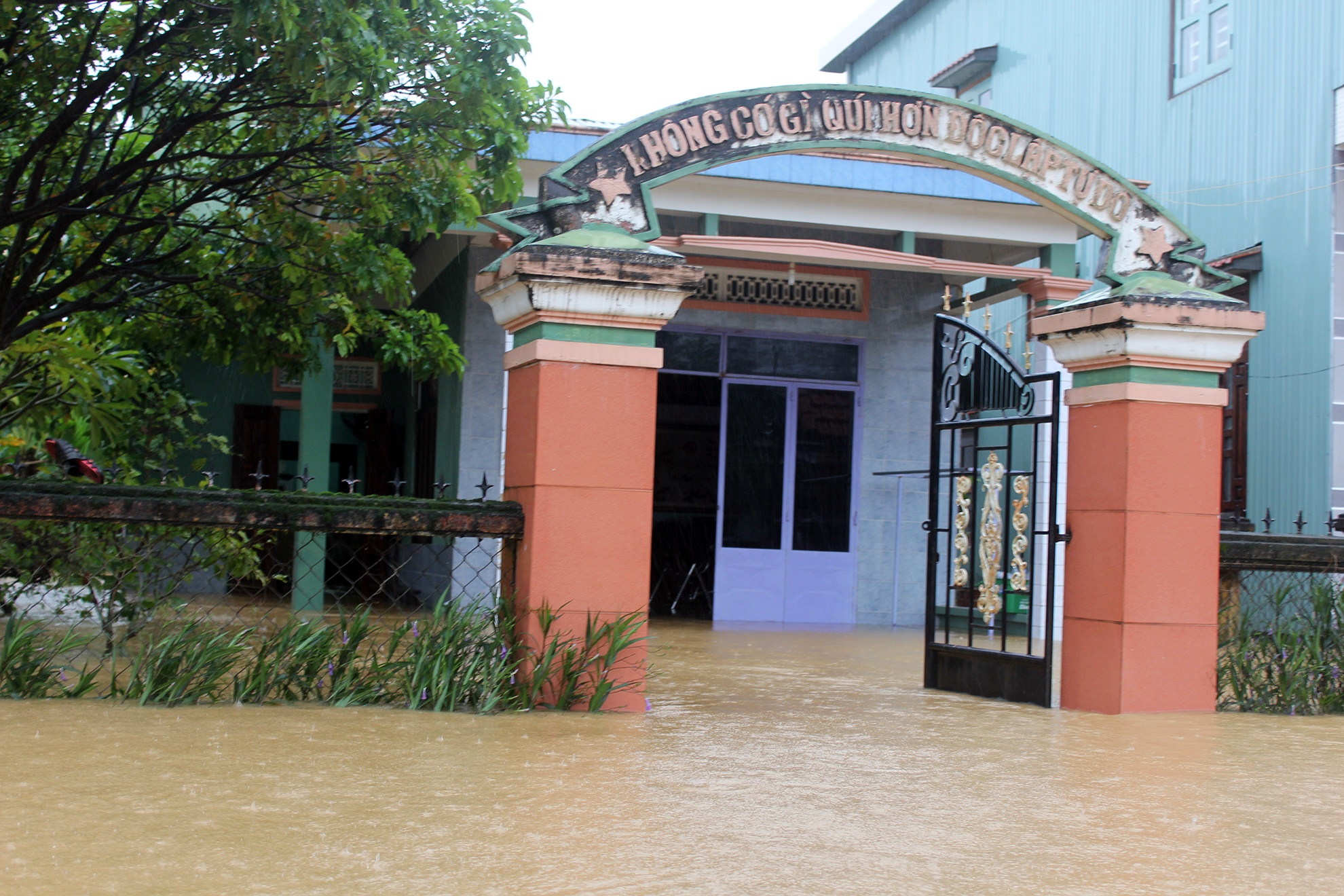 Quốc lộ nối Quảng Nam ngập sâu người dân phải đi xe trung chuyển ảnh 1 Quoc lo noi Quang Nam ngap sau nguoi dan phai di xe trung chuyen anh 1