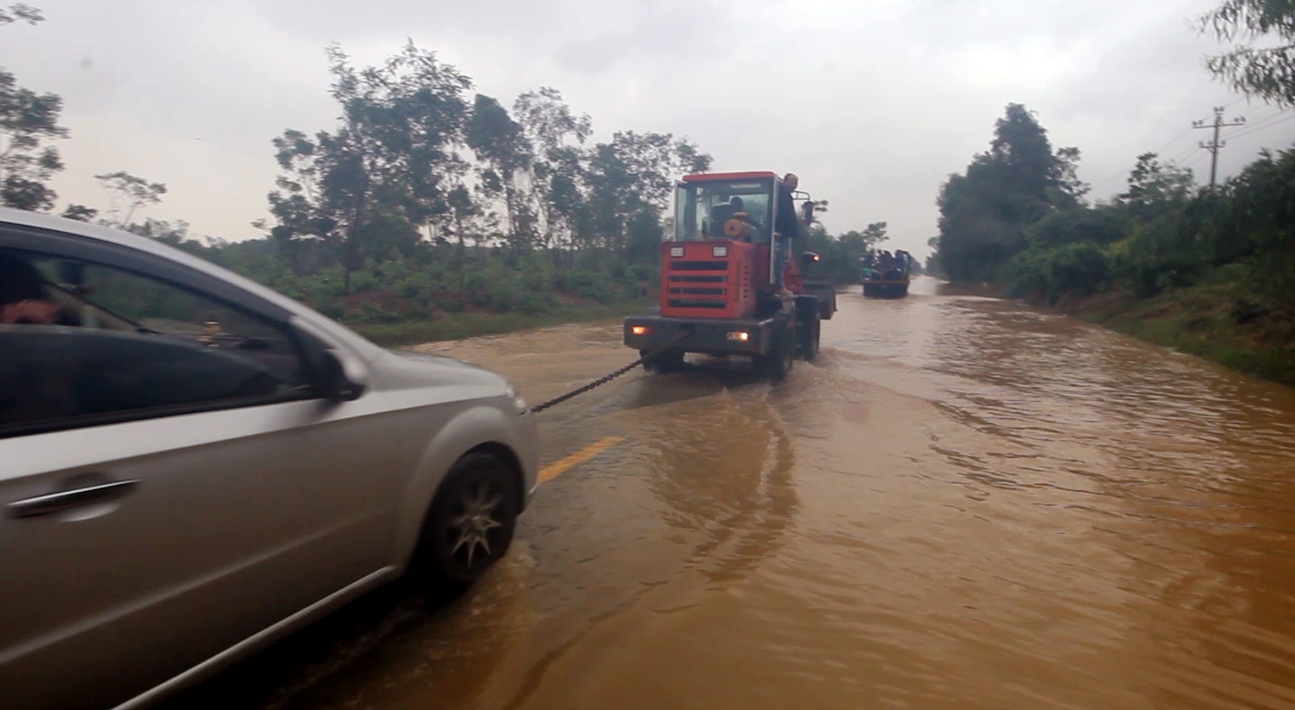 Quoc lo bi lu chia cat, dich vu trung chuyen xe 'hot bac' hinh anh