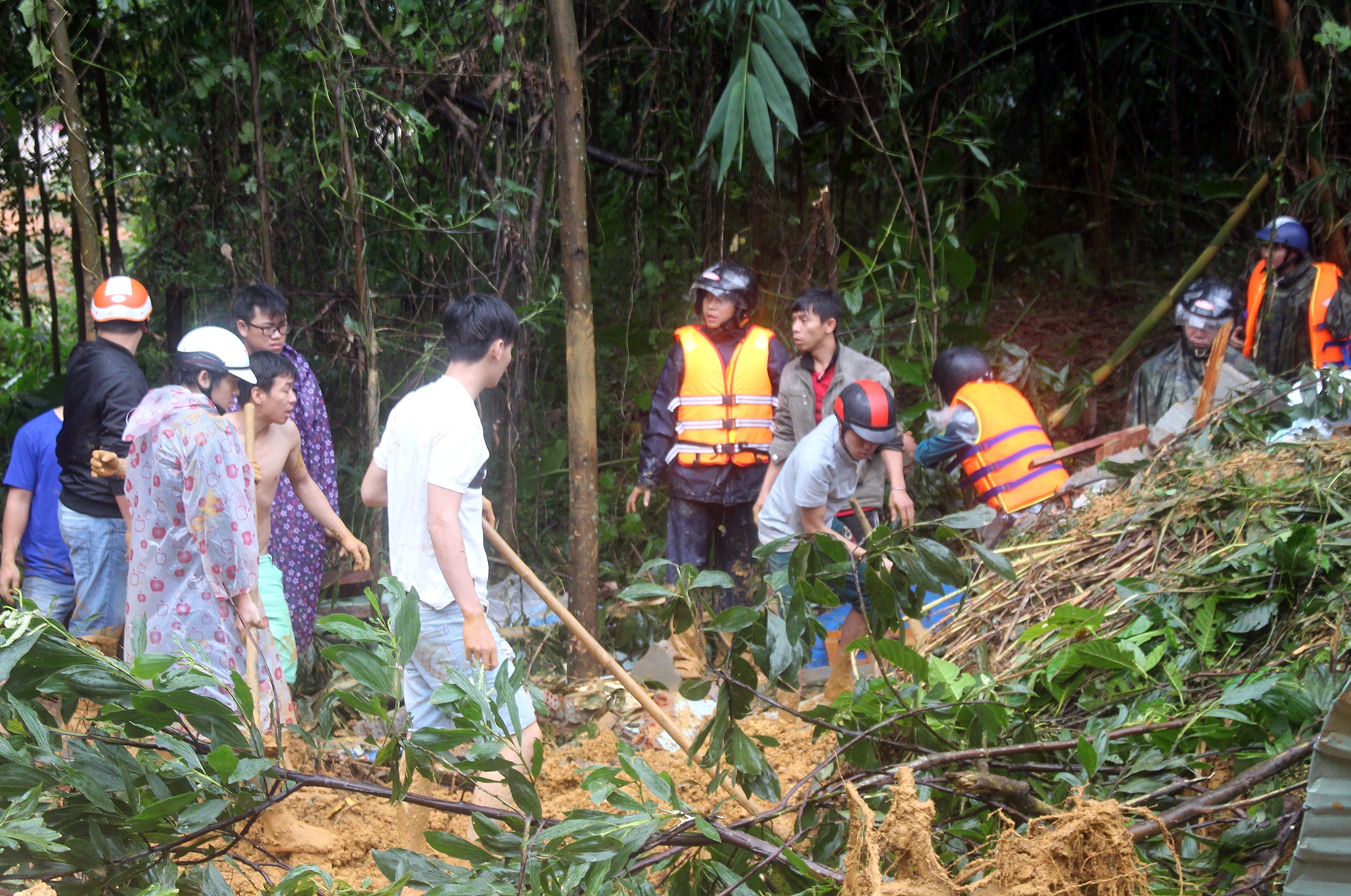 4 cong nhan thuy dien bi vui lap do sat lo dat anh 1
