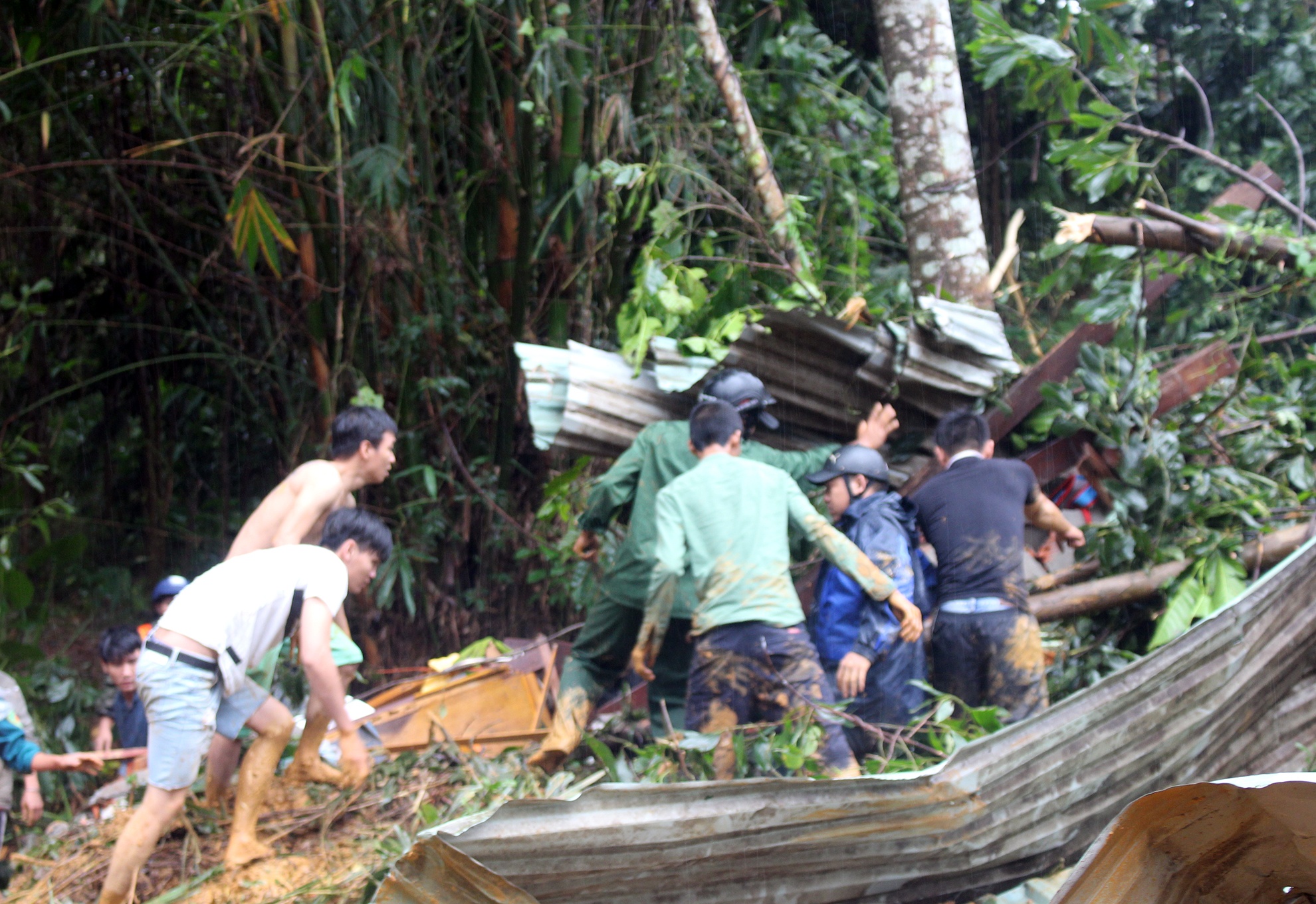 Dieu them 50 cong binh tim kiem 4 nguoi bi vui lap do lo nui hinh anh