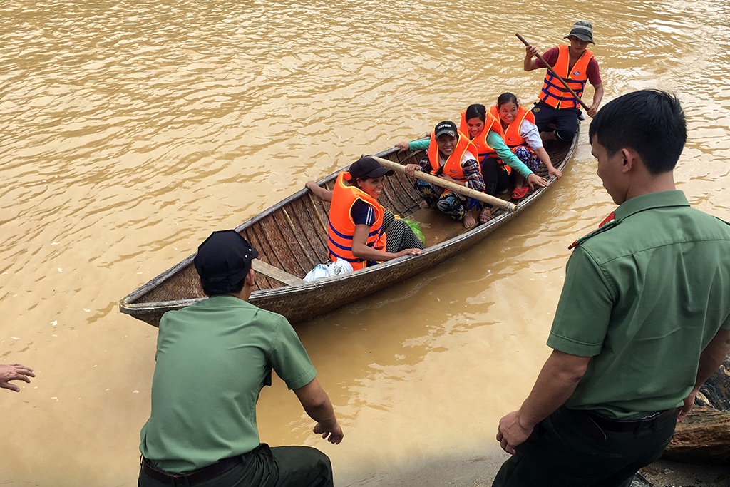 Yeu cau thuy dien ngung xa lu de cuu 15 phu nu mac ket trong rung hinh anh