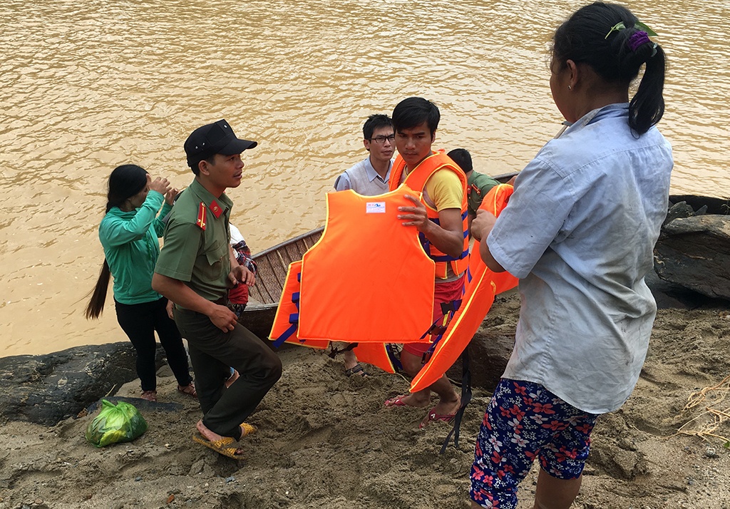 Yêu cầu thủy điện ngưng xả lũ để cứu 15 phụ nữ ảnh 1 Yeu cau thuy dien ngung xa lu de cuu 15 phu nu anh 1