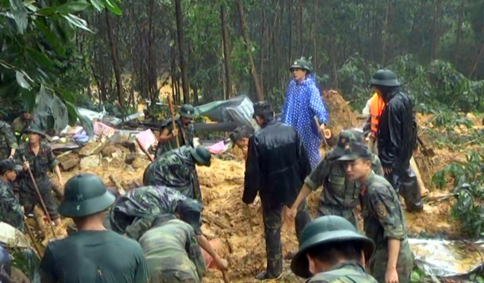 Tim thay 2 cong nhan thuy dien bi sat lo vui lap hinh anh