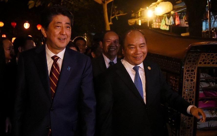 Thu tuong Viet - Nhat hoi dam va an toi o nha hang trong pho co Hoi An hinh anh