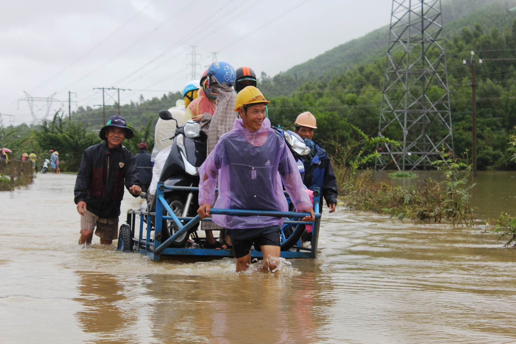 Lu ve, dan Quang Nam dung xe bo cho nguoi qua vung ngap hinh anh