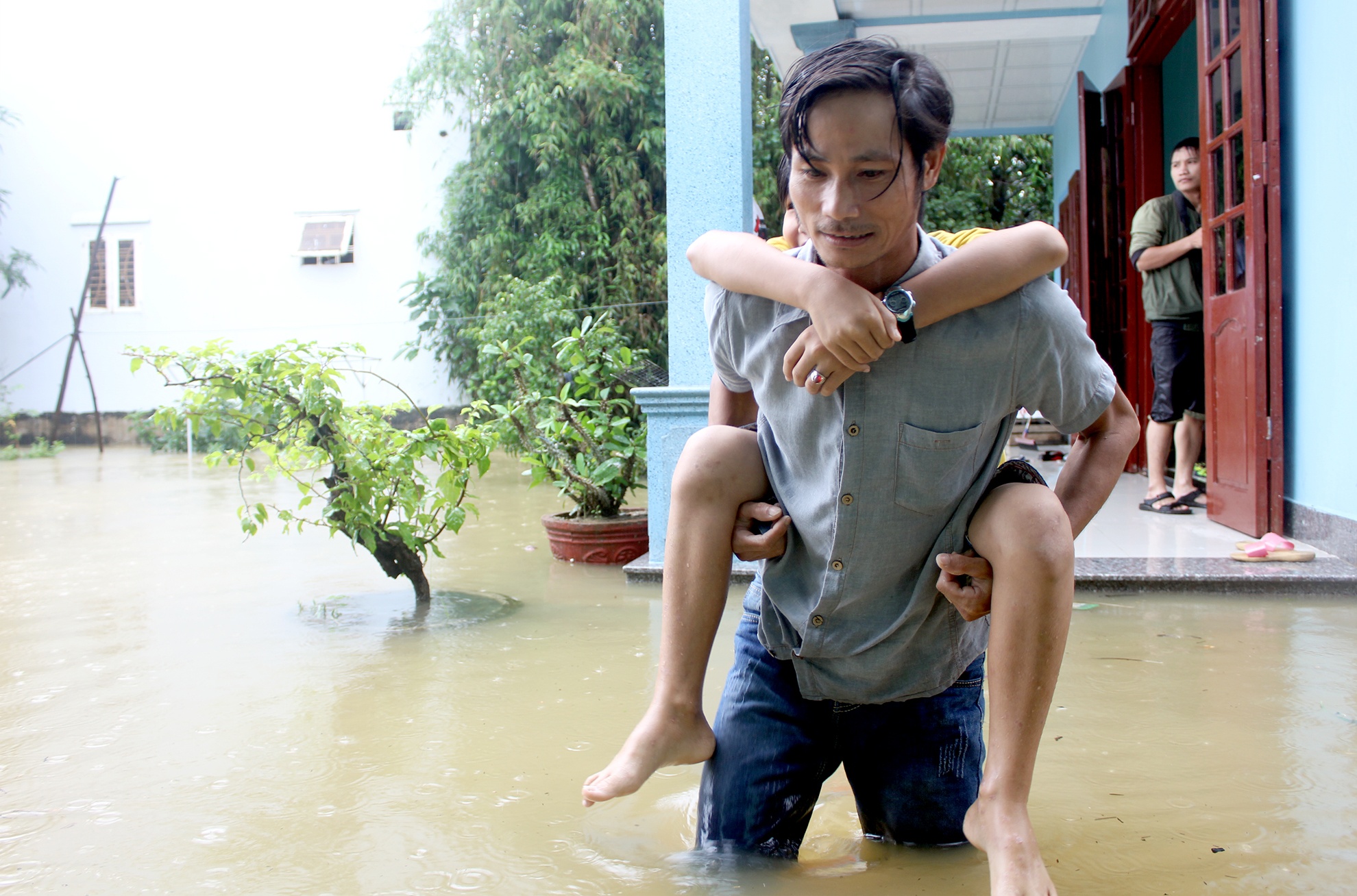 Hang chuc ngoi nha o Quang Nam bi nuoc lu co lap hinh anh