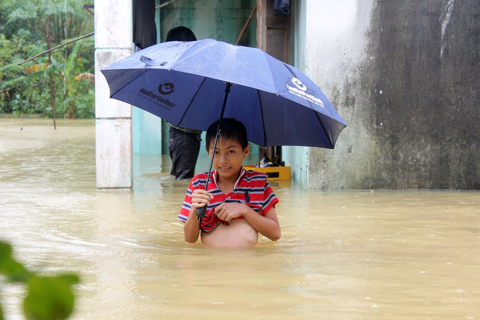 Nguoi dan Quang Nam lai tat bat 'chay lu' hinh anh