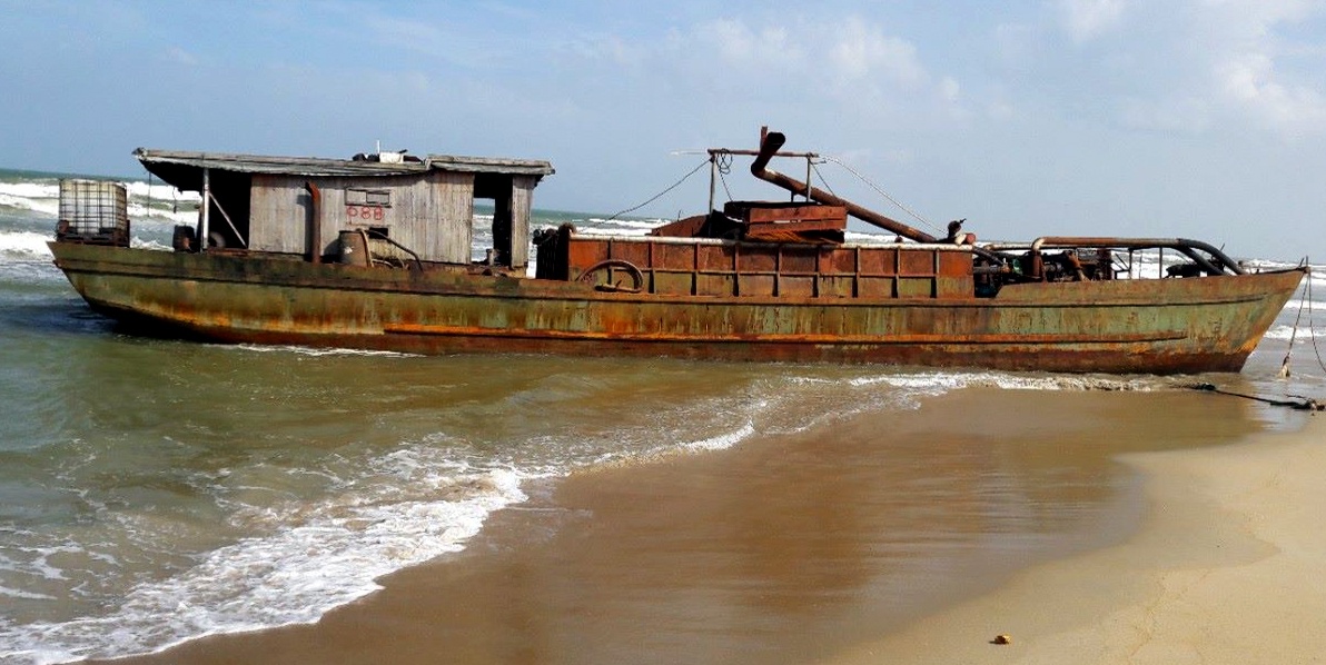 Tau sat co chu Trung Quoc dat vao bo bien Quang Nam hinh anh